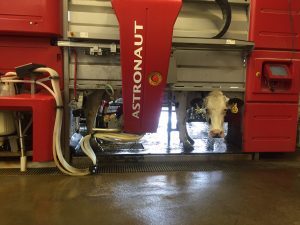 Cow1132_LelyRoboticMilking-300x225