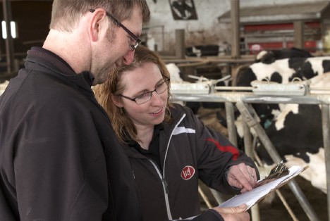 Brent Wessel consulting with a Lely Farm Management Support Advisor