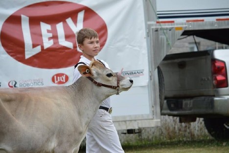 Youth Delegate to Jersey Ontario Board of Directors with cow during the Western Ontario Rally.